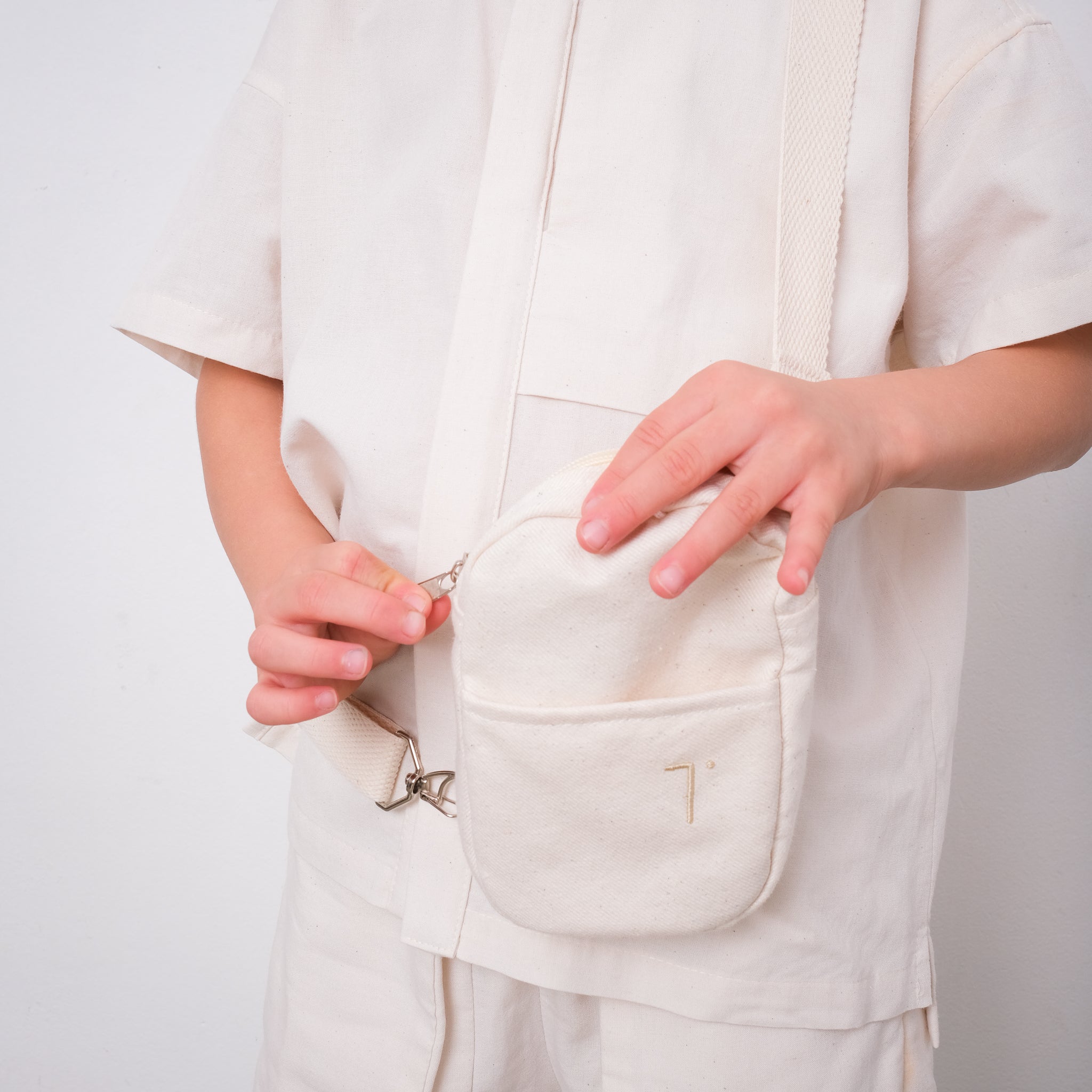 SCRE:EN ＜MINI SHOULDER BAG＞　white Bolsa Infantil Mini Shoulder Bag Off-white – TITOU